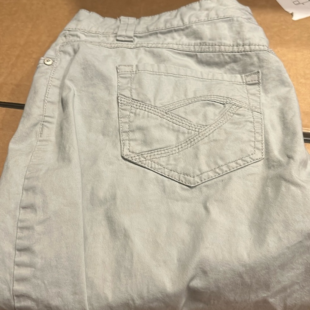 Nine West capris 
Size 12/30